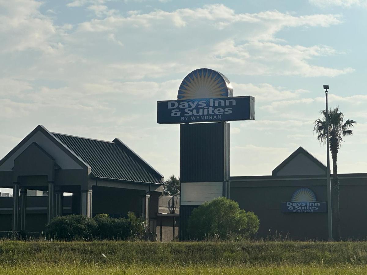 Days Inn & Suites By Wyndham Jennings Exterior photo